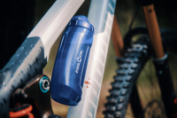 Fidlock TWIST Trinkflasche 590 ml – Set (mit Bottle Connector, mit Bike Base). Motion Blue.