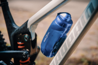 Fidlock TWIST Trinkflasche 590 ml – Set (mit Bottle Connector, mit Bike Base). Motion Blue.