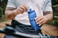 Fidlock TWIST Trinkflasche 590 ml – Set (mit Bottle Connector, mit Bike Base). Motion Blue.