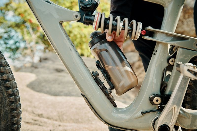 Fidlock TWIST Trinkflasche 750 ml Compact, Set (mit Bottle Connector und Bike Base). Transparent Black.